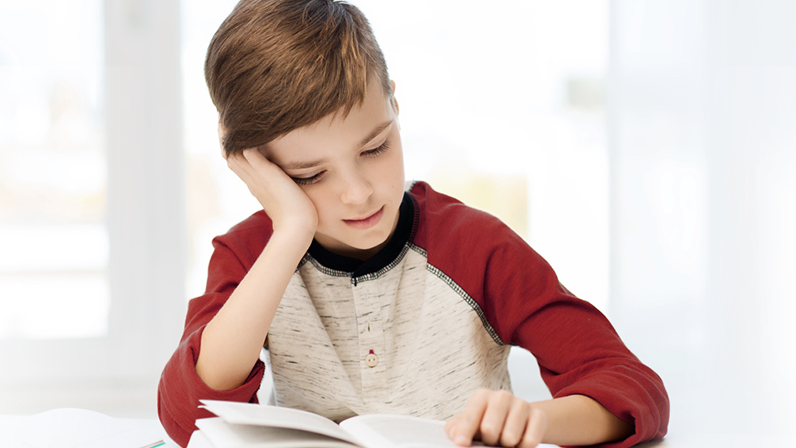 uczeń czytający książkę